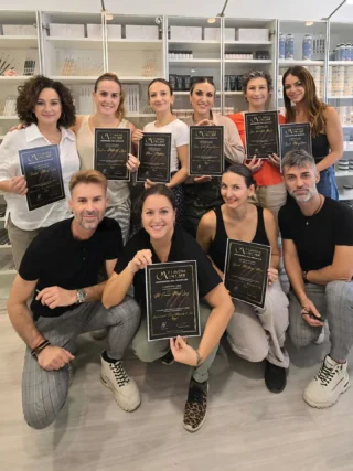 ✨ Cerrar un ciclo enseñando es uno de los mayores regalos que puede darte la vida.

¡Una formación muy especial en Cervera & Alcaide Nail School!
Y no podría haber sido de mejor manera: impartiendo el curso de perfeccionamiento en formas modernas de salón en acrygel a las profesoras de los institutos de la Comunidad Valenciana que me han recordado porqué amo tanto mi profesión 💫💅. Por eso esta formación la recordaré siempre y la guardaré en mi corazón ❤️.

Compartir nuestros conocimientos con profesionales que dedican su vida a formar a otras personas, que buscan crecer, actualizarse y seguir dando lo mejor de sí a sus alumnas, es profundamente inspirador para alguien como yo que ama tanto el mundo de la enseñanza.
Porque enseñar a quienes enseñan es multiplicar el impacto y es sin duda sembrar en tierra fértil 🌱 Porque la verdadera motivación no se apaga, se multiplica.

Gracias por vuestra entrega, por vuestras ganas, por esa humildad que solo tienen las grandes profesionales como vosotras 🙏🫶. ¡
Me habéis recordado que enseñar tambien es aprender!
Sin duda ha sido una experiencia llena de emoción, aprendizaje y gratitud infinita ❤️

📍Cervera & Alcaide Nail School
💫 Donde la formación no se enseña, se vive.