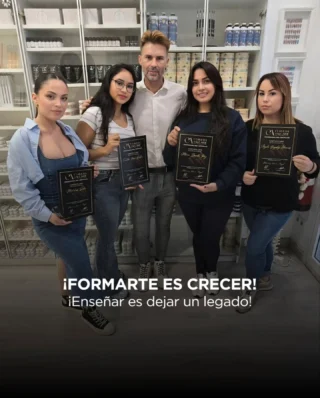 💅 Último curso de Manicura Profesional y Técnico en Acrygel completado con éxito 🙌

No hay nada más gratificante que enseñar lo que amas y ver cómo cada alumna crece, mejora y descubre de lo que realmente es capaz. 💫
Transmitir conocimientos no es solo formar técnicas… Es formar mentalidades profesionales, con criterio, valores y pasión por este oficio que tanto amamos. ❤️

Cada una de ellas apostó por su crecimiento profesional, por ir un paso más allá, por elevar su nivel técnico y su mentalidad.
Y ese es el verdadero secreto del éxito: seguir aprendiendo siempre. 🌱

Porque la formación de calidad marca la diferencia.
Y cuando se aprende con compromiso, la técnica deja de ser un reto… para convertirse en arte. 🎨✨

Gracias por confiar en nuestro trabajo y permitirnos ser parte de vuestro camino.
Nos llena de orgullo ver cómo cada curso deja huella, no solo en la técnica, sino también en la forma de mirar esta profesión. 💛

👩‍🎓 Formarse es crecer. Enseñar es dejar legado.

🔹 Guarda este post si crees que la formación es el motor del éxito.
🔹 Etiqueta a esa persona que siempre busca superarse.
🔹 Y si tú también quieres dar el siguiente paso en tu carrera profesional…
📩 Escríbenos y únete a la próxima formación.